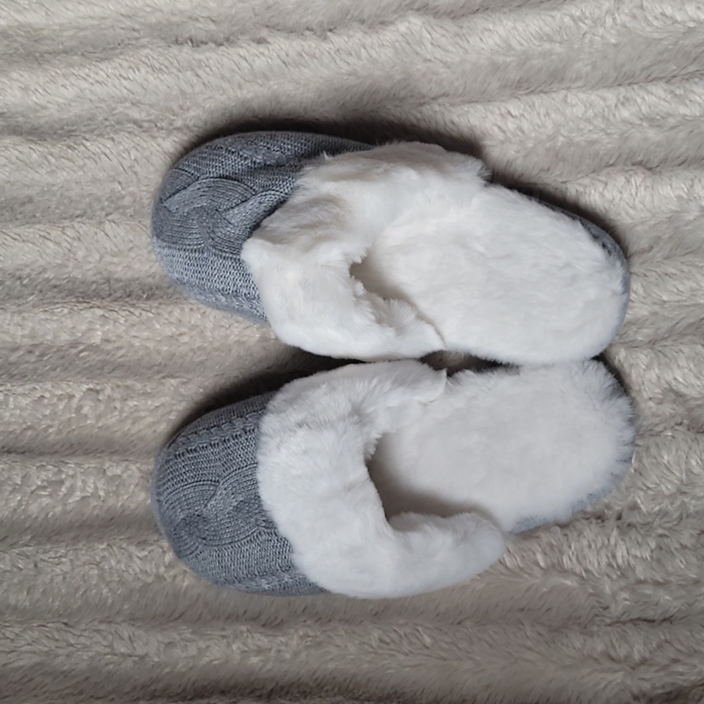 Women's slippers NWOT